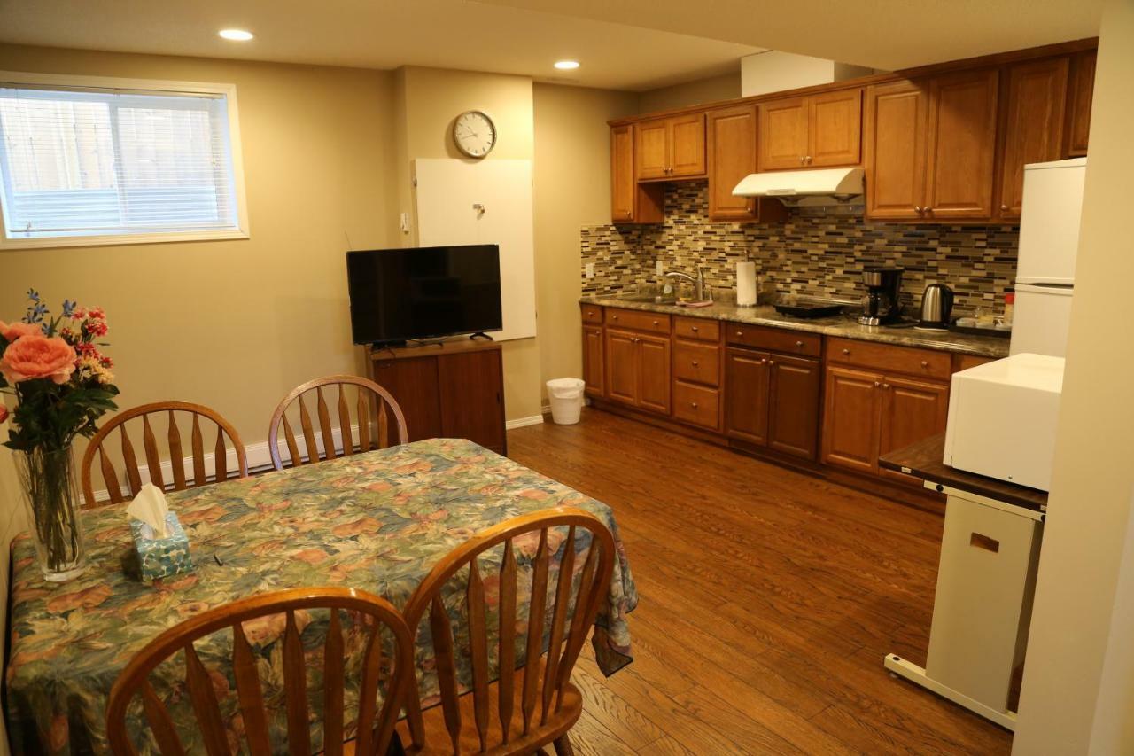 Ming'S Homestay Calgary Bagian luar foto