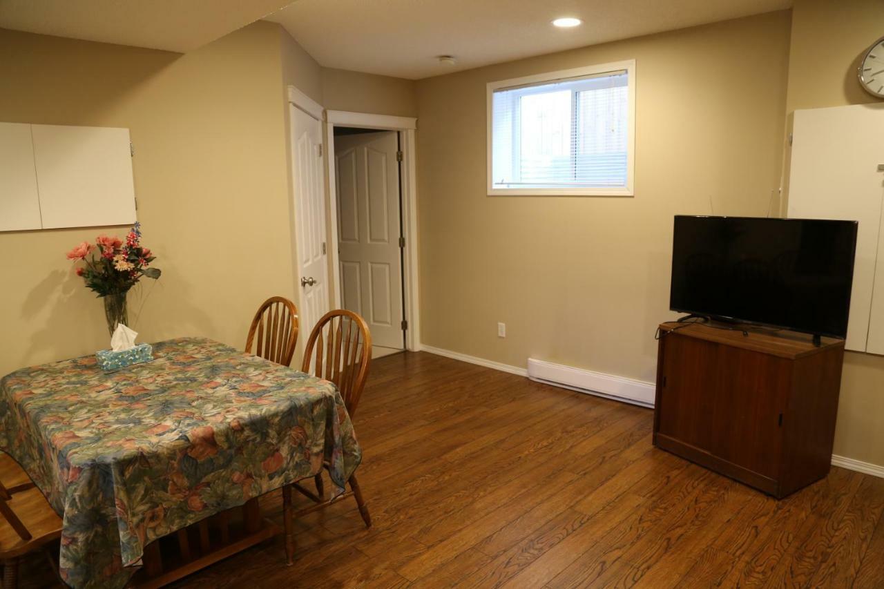 Ming'S Homestay Calgary Bagian luar foto